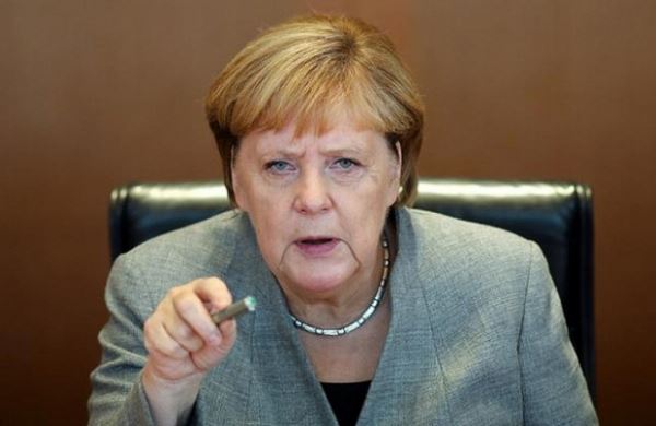 <br />
Немцы взмолились о пощаде, но Меркель ради мести Кремлю, своих не пожалеет<br />
