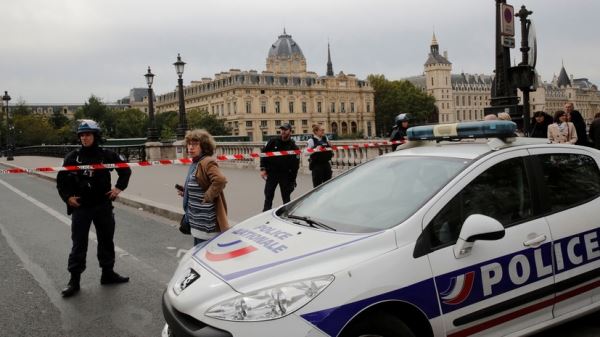 При нападении в полицейском участке в Париже погибли два человека