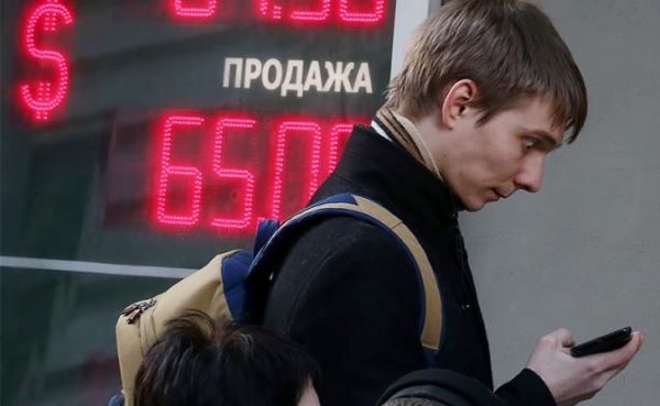 70 за доллар: Октябрь посадит рубль в лужу