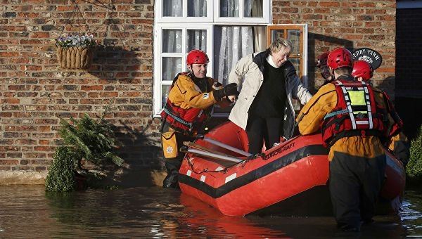 <br />
Тысячи семей эвакуированы из-за наводнений в Великобритании<br />
