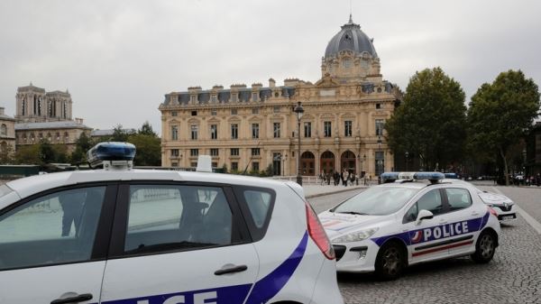 Макрон прибыл на место нападения на полицейских в Париже