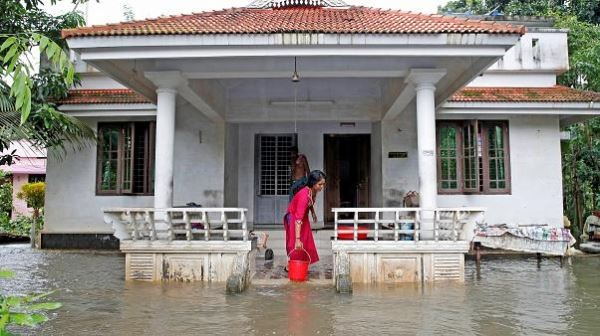 Затопленная Индия: жертв наводнений всё больше