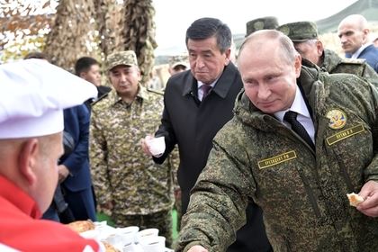 Путина накормили хлебом со сгущенкой