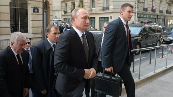 Путин и Макрон кратко пообщались после панихиды по Шираку